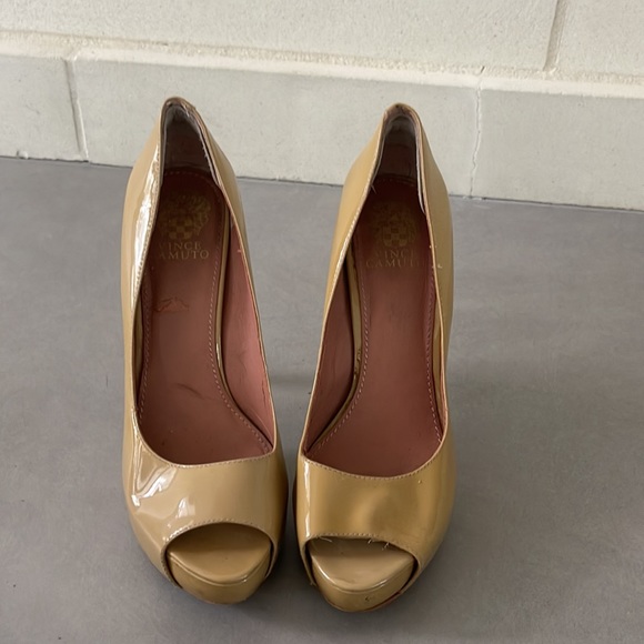Vince Camuto tan patent leather platform heels - Picture 2 of 4